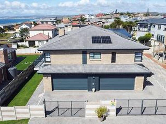 spacious sea view home in reebok wit.