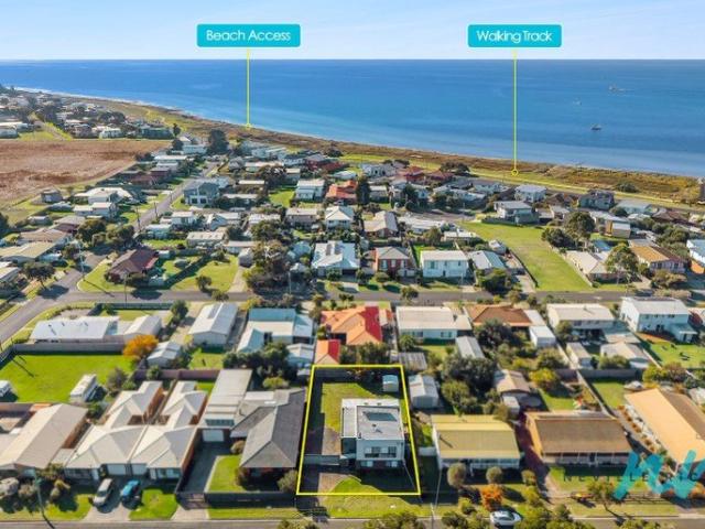 Spacious Seaside Retreat with Room for Boats, Caravans & Family Living