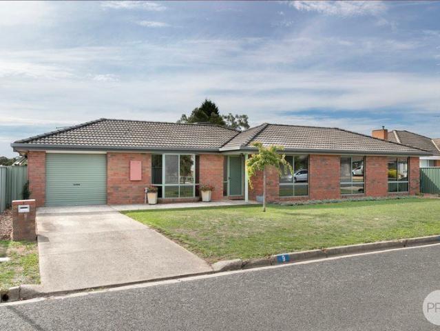 SPACIOUS SEBASTOPOL HOME WITH EXCEPTIONAL STORAGE & YARD SPACE