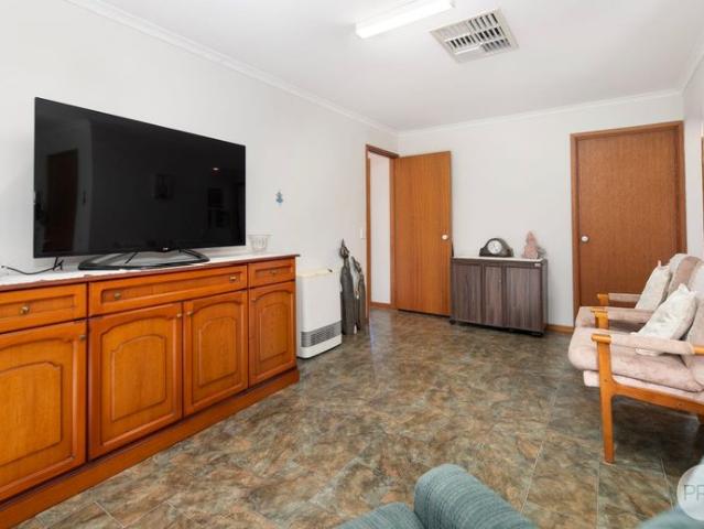 SPACIOUS SEBASTOPOL HOME WITH EXCEPTIONAL STORAGE & YARD SPACE