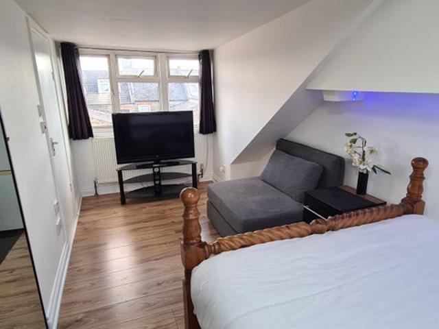 Spacious Self Contained Loft Studio Flat inc Bill