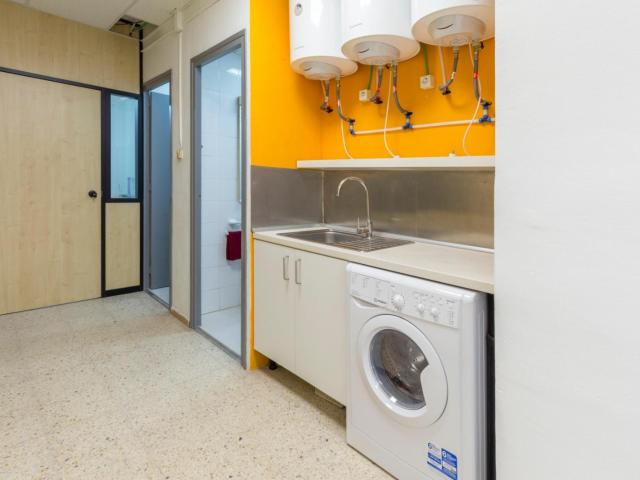 Spacious single bedroom with a shower and mini fridge, in El Poblenou