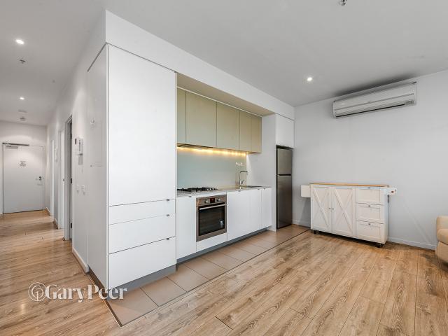 Spacious single bedroom with study