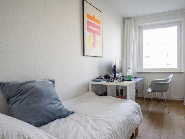 Spacious single bedroom in great area