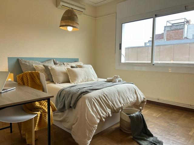 Spacious single bedroom in shared flat in Sarrià Sant Gervasi
