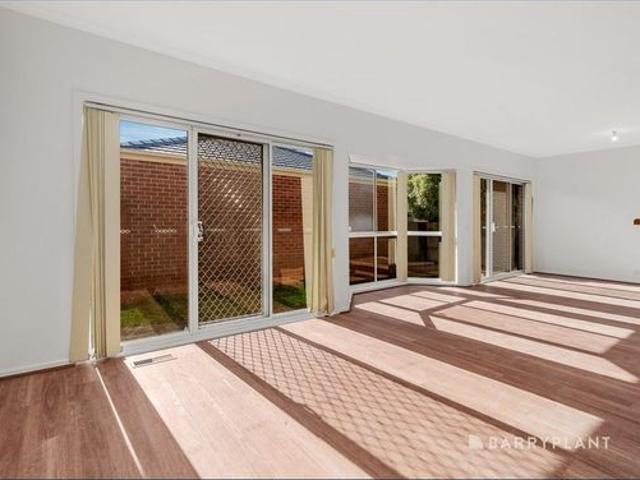 Spacious single level 3 Bedroom Unit in Prime Location!