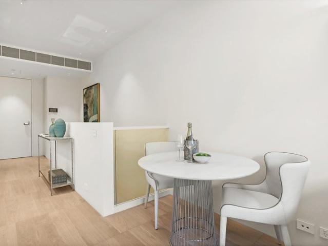 Spacious Single Level 1 Bed, Balcony and Car Park