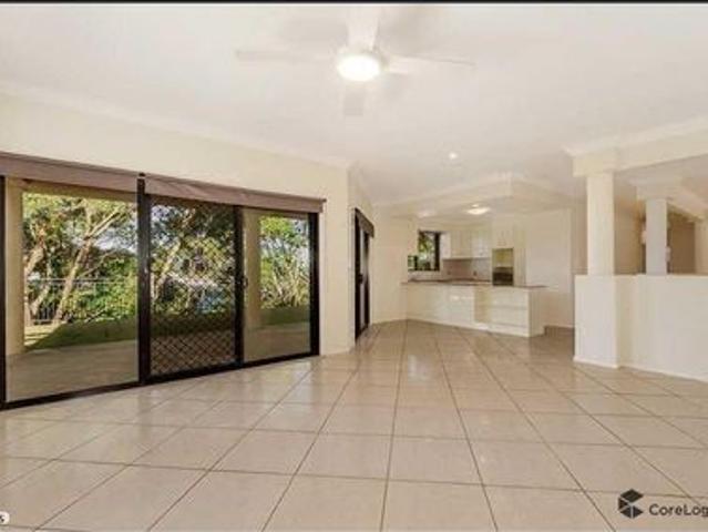 SPACIOUS SINGLE LEVEL FAMILY HOME IN A PRIME VARSITY LAKES LOCATION