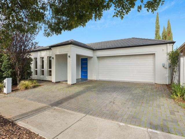 SPACIOUS SINGLE LEVEL FAMILY LIVING BETWEEN THE CITY & THE SEA CONTEMPORARY C.2014 RESIDENCE