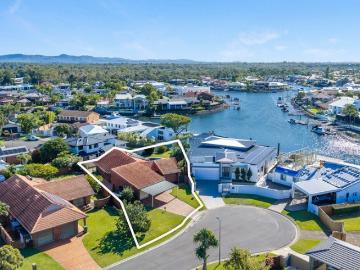 Spacious Single Level Large 826m2 Coastal Location