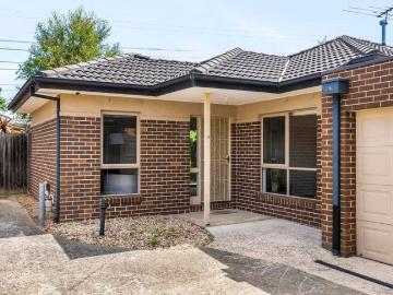 Spacious Single Level Living Moments from Edwardes Lake