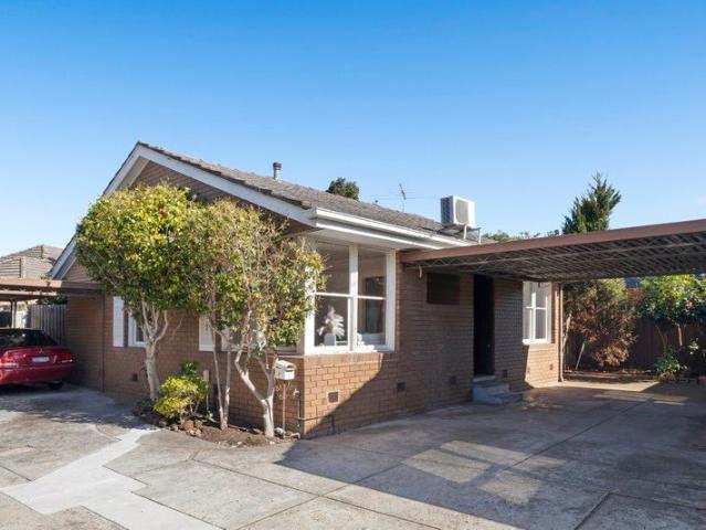 Spacious Single Level Living in a Prime Bayside Location