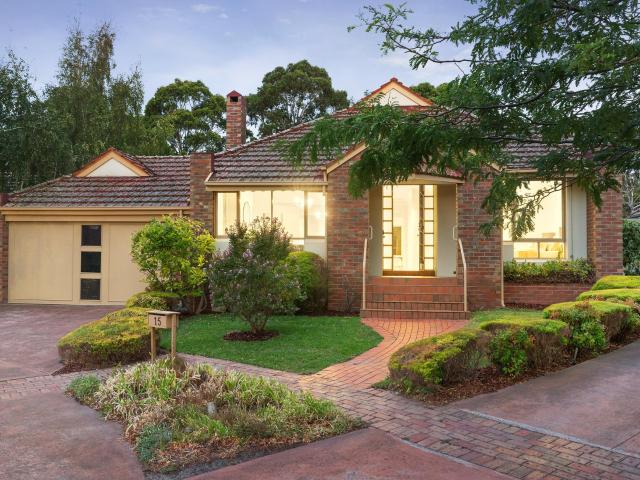 Spacious Single Level Living in Prestigious Kew Enclave