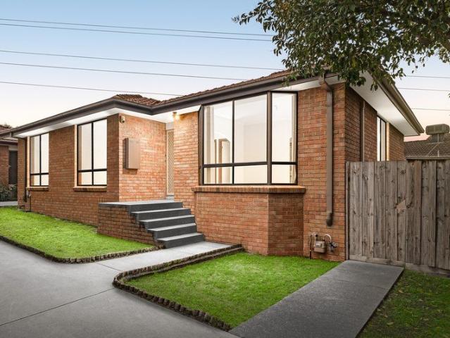Spacious Single Level Living In The Heart Of Clarinda
