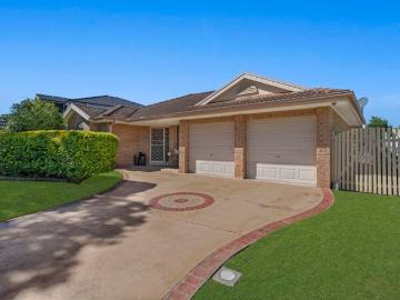 SPACIOUS SINGLE LEVEL STUNNING POOL