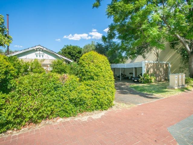 SPACIOUS SINGLE LEVEL TRIPLEX APARTMENT