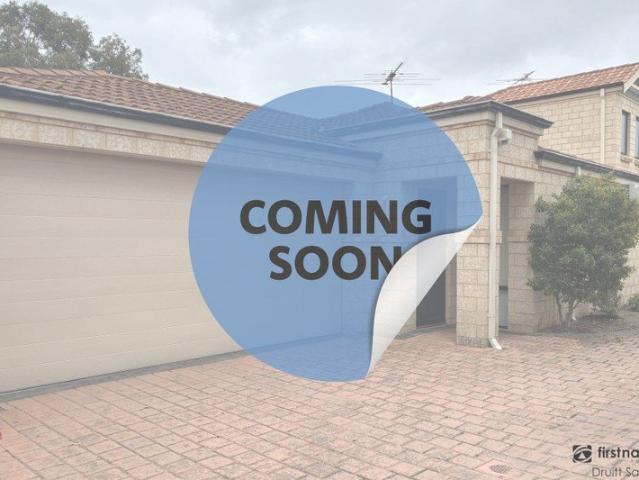 SPACIOUS SINGLE LEVEL VILLA SURROUNDED BY AMENITIES