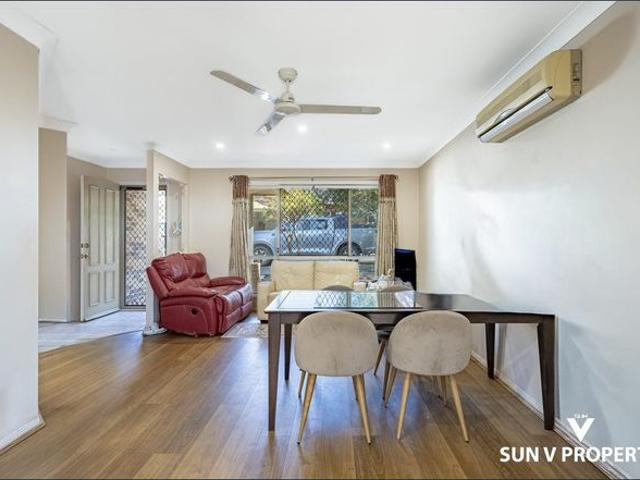 Spacious Single Level Villa with Large Backyard – Walk to Shopping Centre!