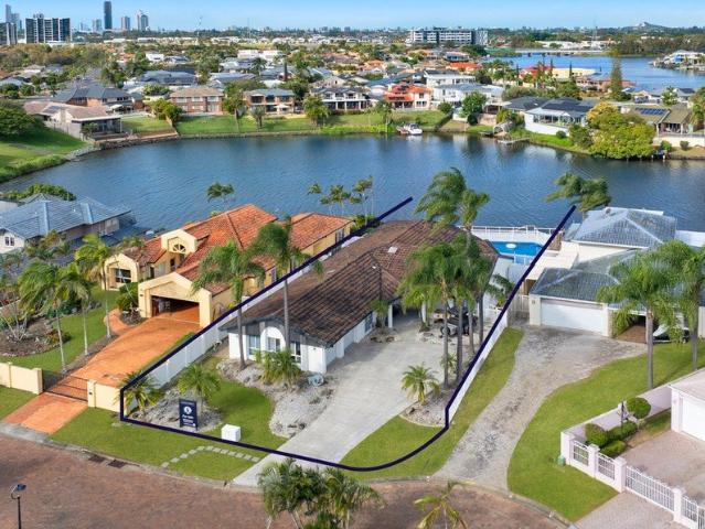 Spacious Single Storey Waterfront Living on a HUGE East Facing 1000m2 block