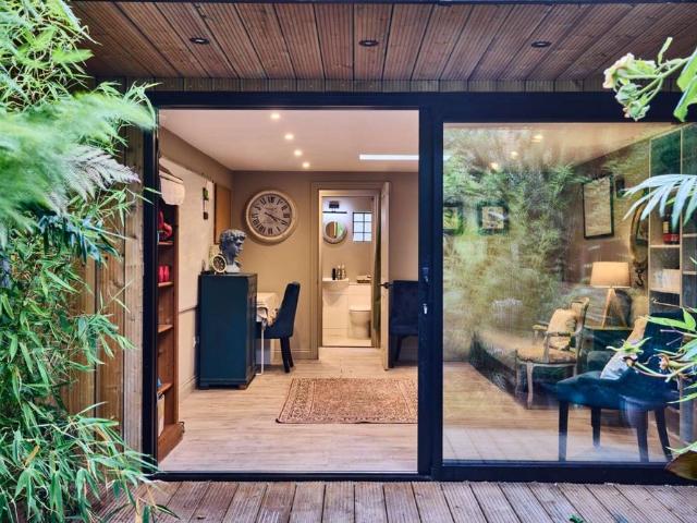 Spacious six bedroom home with separate garden annex