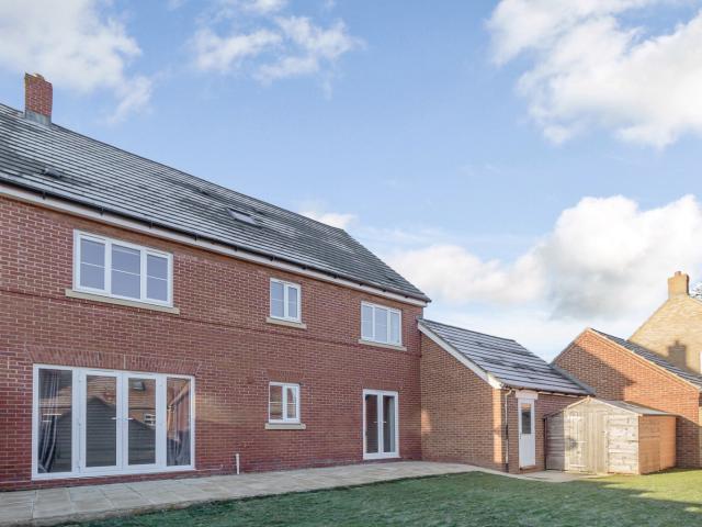 Spacious Six Bedroom House for Let in Avocet Road, Hemel Hempstead