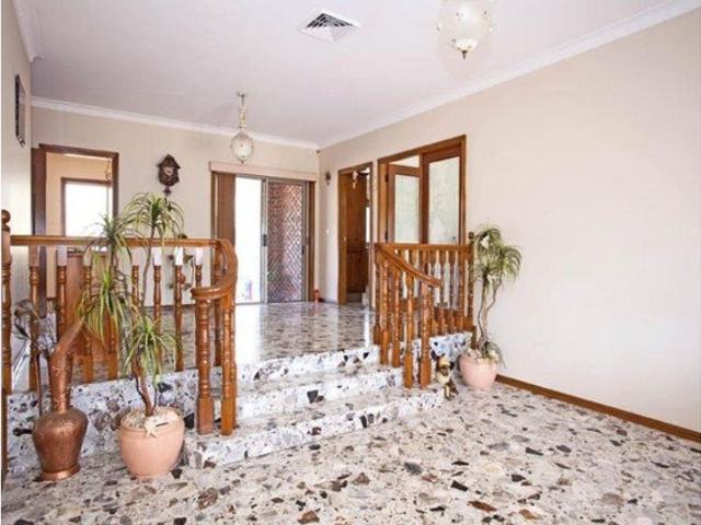 Spacious Six Bedroom Residence on Approx. One Hectare!