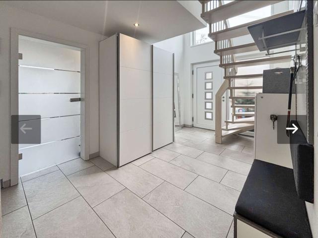 Spacious, solar efficient detached house with pool and sauna