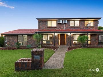 Spacious Solid Brick & Tile Family Entertainer with Room for Everyone 450m Walking Distance to Sunnybank Hills State School