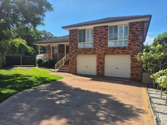 Spacious & Solid Family Home in Quiet Cul de Sac with River Glimpses