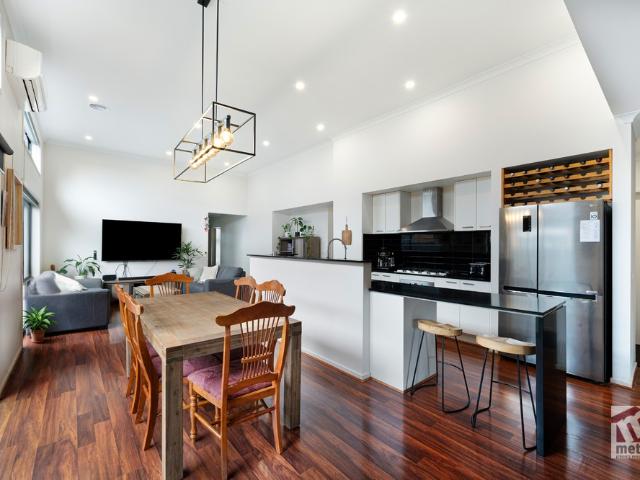 SPACIOUS & SOPHISTICATED FAMILY LIVING!