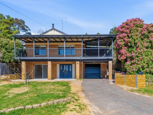 SPACIOUS SOUTH KATOOMBA FAMILY HOME