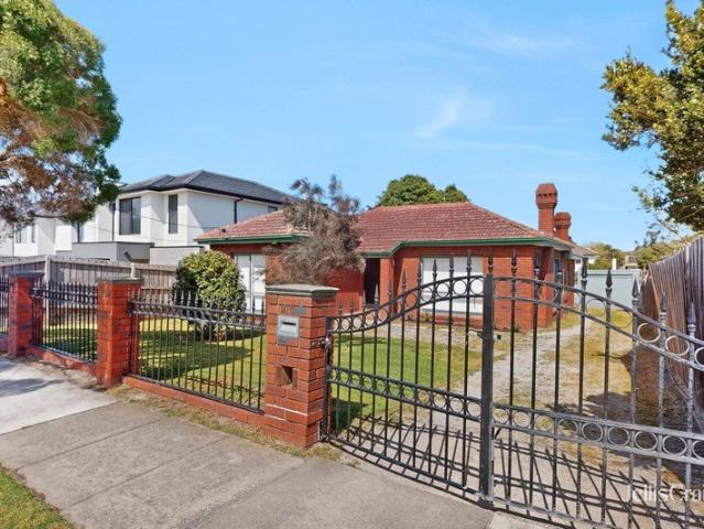 Spacious & Sought After 3 Bedroom Home in Bentleigh East
