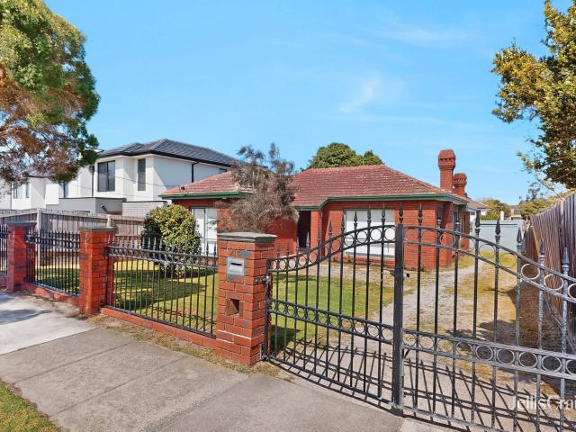 Spacious & Sought After 3 Bedroom Home in Bentleigh East