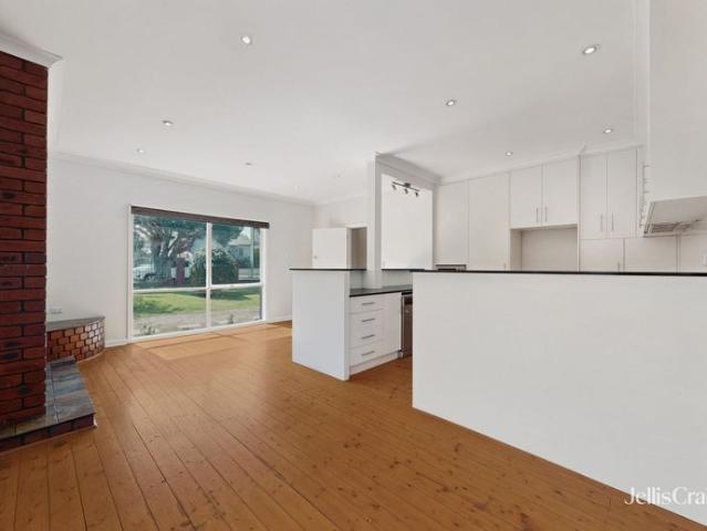Spacious & Sought After 3 Bedroom Home in Bentleigh East