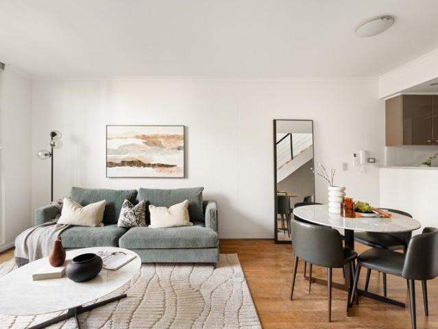 Spacious split level apartment in convenient city fringe setting
