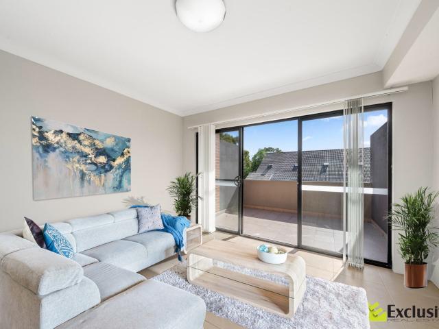 Spacious Split Level Apartment in Prime Lifestyle Location