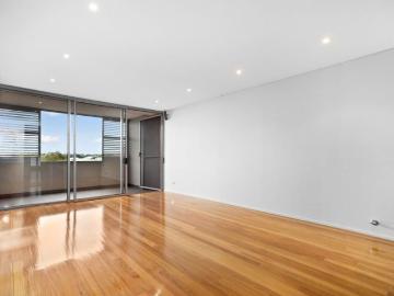 Spacious Split Level Apartment in the Heart of Alexandria