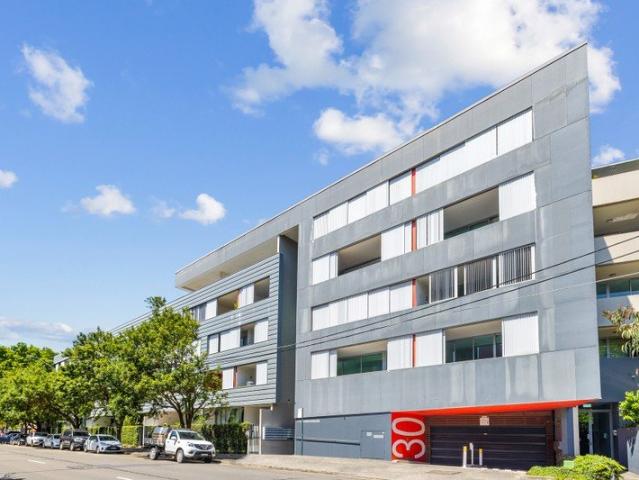Spacious split level 2 bed apartment + home office