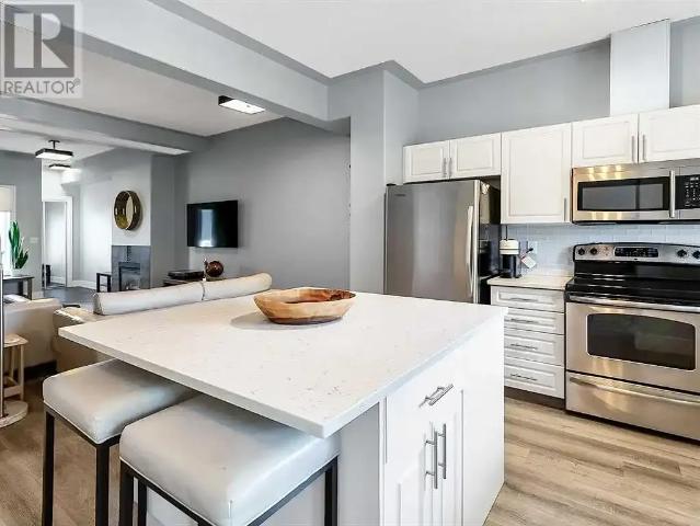 Spacious stacked townhouse for rent just off of 17th Ave PET FRIENDLY — 2 Bedrooms+ Den Townhouse