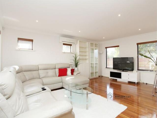 Spacious Street Front Townhouse semi furnished
