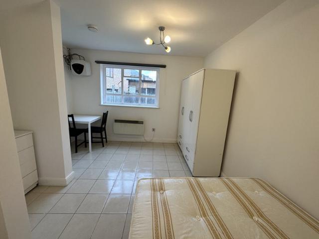 Spacious Studio 10 Mins from Jubilee Line