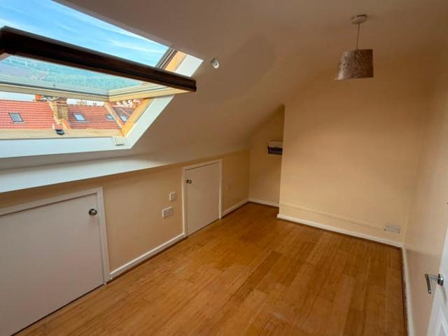 Spacious Studio / 1 Bedroom Flat To Let SW17!