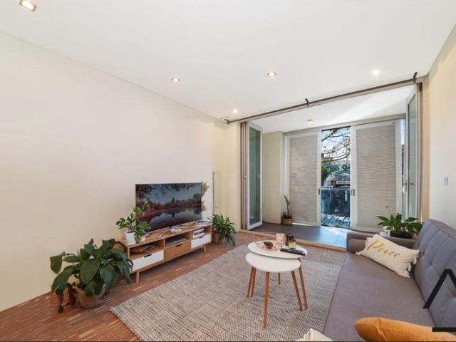Spacious Studio Apartment in Great Location