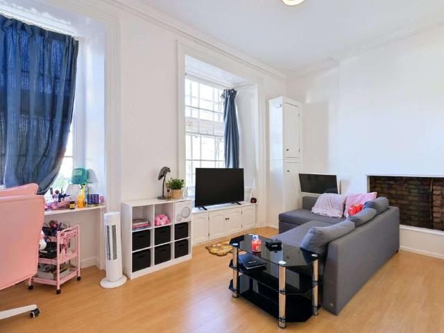 Spacious Studio Apartment in the Heart of Clifton