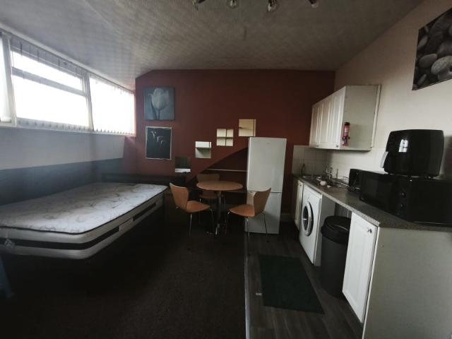 Spacious studio flat to rent in Levenshulme, M19