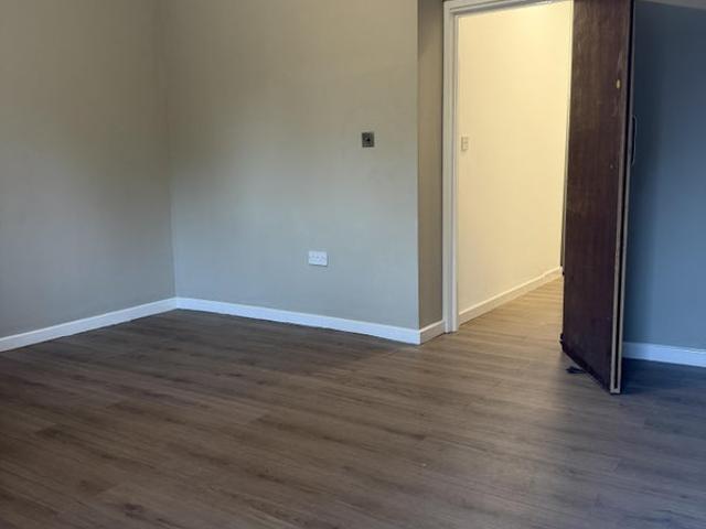 Spacious Studio Flat to rent in SE25