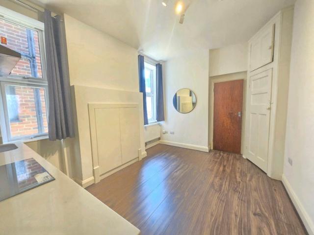Spacious studio flat close to Golders Green statio