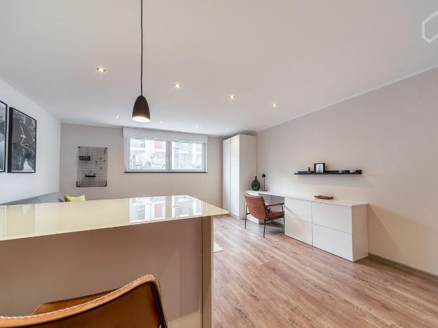 Spacious studio flat in Cologne Lindenthal | quiet & central, Koln Amsterdam Apartments for Rent