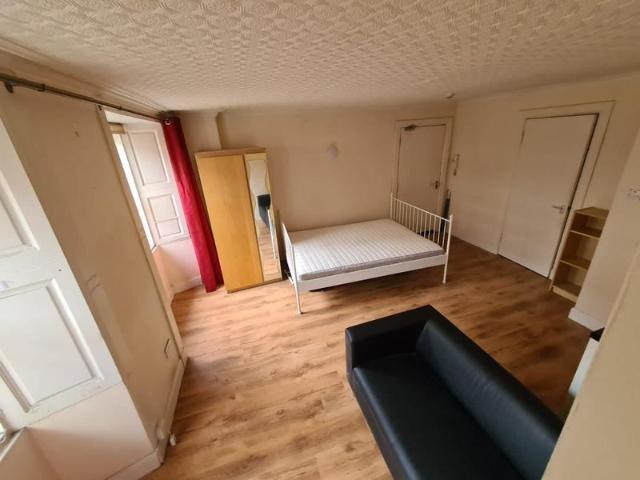 Spacious studio flat in prime location
