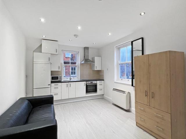 Spacious studio flat near Liverpool St station
